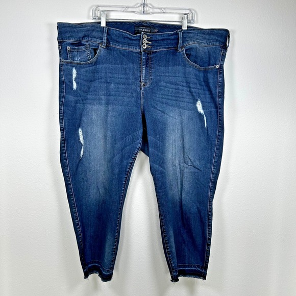 Torrid Premium Blue Denim Flat Front Distressed Raw Hem Casual Capri Pants Sz 26 - Picture 1 of 6